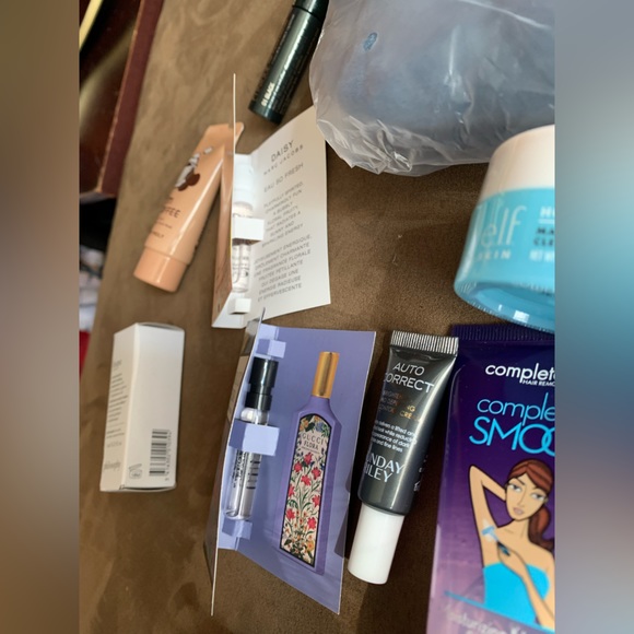 NWOT Bundle 13 Piece Skincare Makeup Hair Beauty Bag $80 Value - Picture 6 of 10